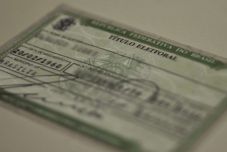 Eleitores em trânsito poderão justificar ausência em nove aeroportos O título de eleitor é um dos documentos necessários para justificar ausência na votação.