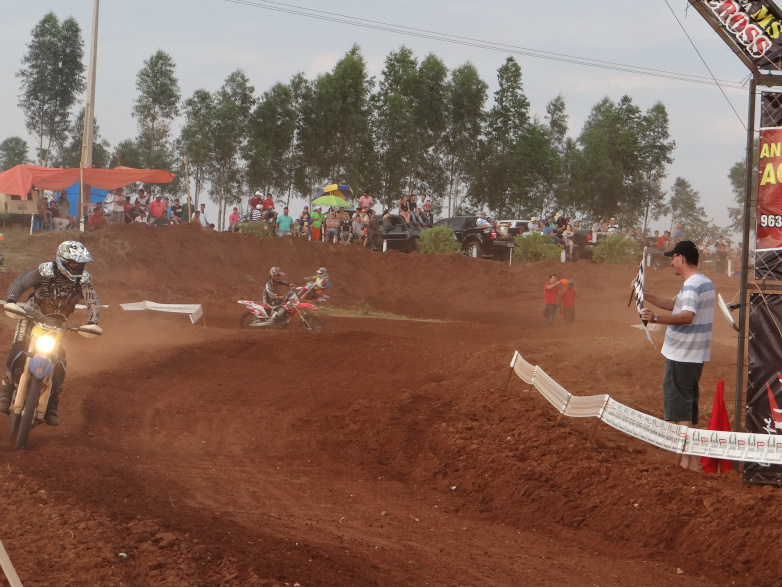 O prefeito Sérgio Barbosa fazendo a bandeirada de uma das baterias da etapa do velocross em Amambai. / Foto: Moreira Produções