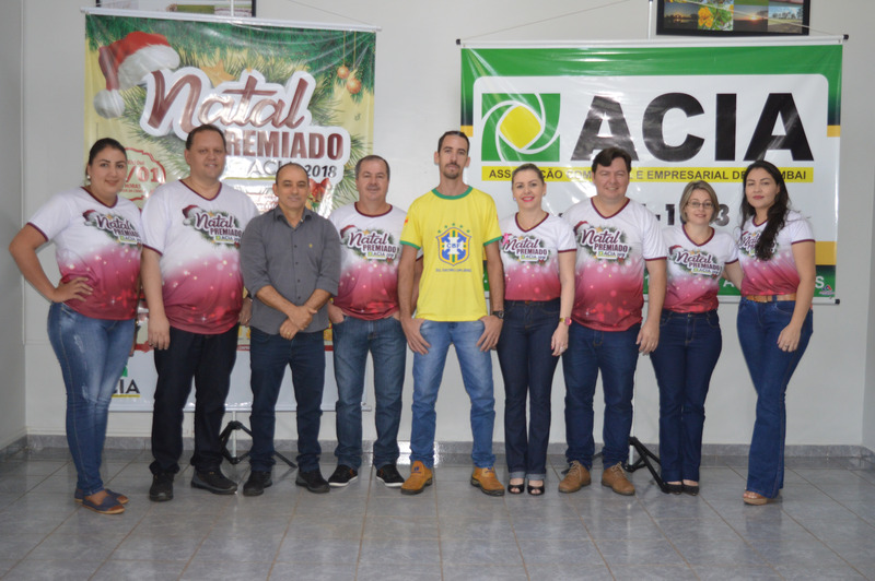 Membros da diretoria da Acia, autoridades e empresários durante lançamento da campanha 
