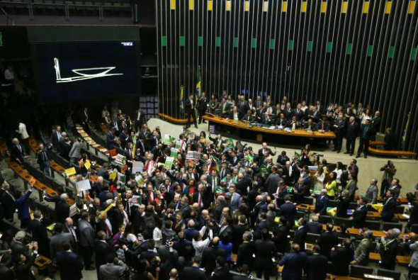 Cientistas políticos criticam argumentos de deputados em votação do impeachment A votação aconteceu no domingo (17) / Foto: Divulgação