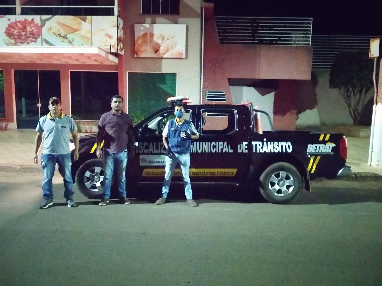Uma das equipes na noite dessa quarta-feira (25), na avenida Nicolau Otano / Foto: Moreira Produções