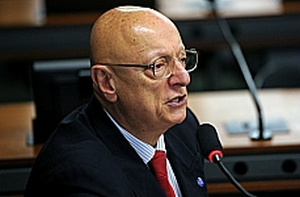 Esperidião Amin: a lei permite a regularização das contas municipais.