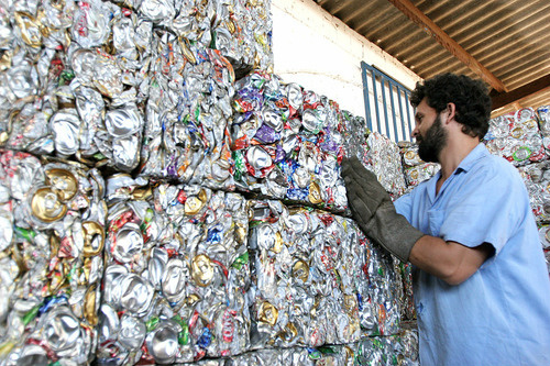 Brasil recicla 98% das latinhas de alumínio de bebidas