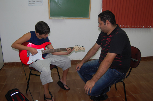 Escola de música de Amambai oferece curso de balé para crianças Aluno Patrick Freitas que faz aulas de guitarra e quer um dia montar uma banda de rock.