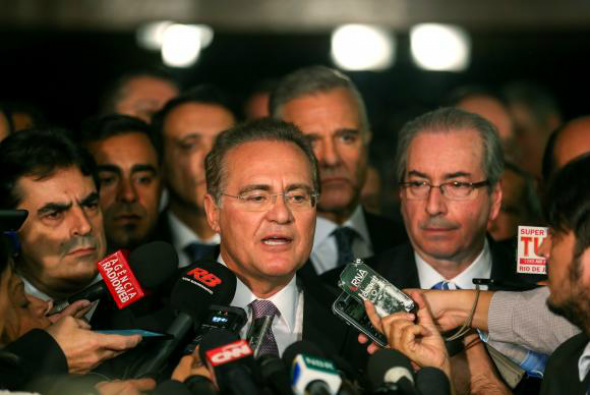 Renan recebe relatório que autoriza processo de impeachment Ao lado do deputado Eduardo Cunha, o presidente do Senado, Renan Calheiros, diz que senadores agirão com neutralidade e imparcialidade na análise do pedido de impeachment / Foto: Fabio Rodrigues Pozzebom
