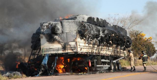 Carreta fica destruída depois de pegar fogo