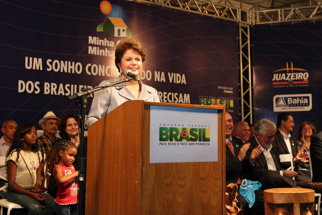 Dilma quer contratar mais 700 mil moradias até 2014 Desde 2009, 1,4 milhão de casas e apartamentos foram entregues a famílias de baixa renda em todo o País por meio do Minha Casa Minha Vida
