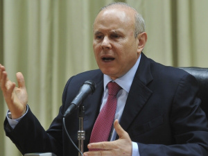 PIB brasileiro crescerá entre 4% e 4,5% em 2012, estima Mantega PIB brasileiro crescerá entre 4% e 4,5% em 2012, estima Mantega