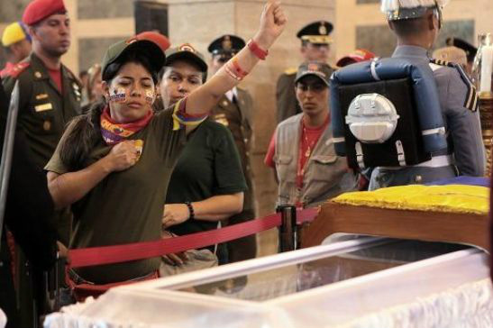 Venezuelanos se despedem de Chávez