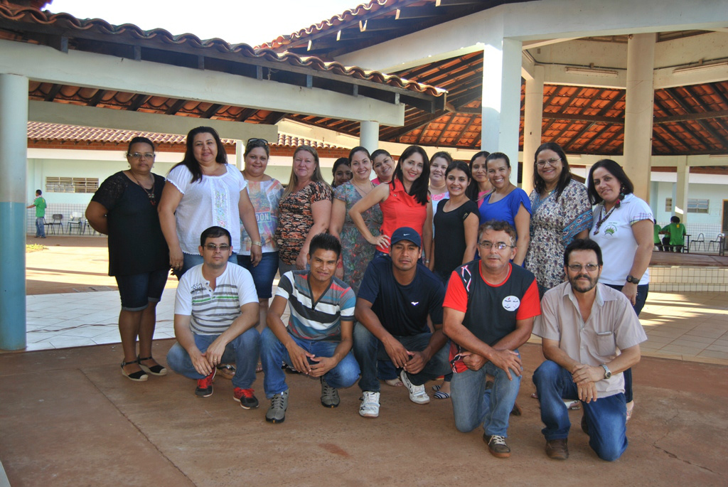 Grupo de servidores da Escola Estadual Indígena Mbo Eroy Guarani-Kaiowá.  Foto: Moreira Produções