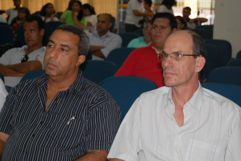 Vereadores de Amambai participam de Audiência Pública da Saúde O presidente da Câmara, Carlinhos (E), e o prefeito Sérgio na audiência pública da saúde.