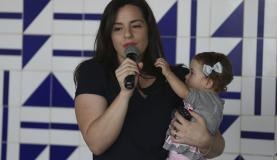 Com a filha Helena, Gisele discursa durante o lançamento da campanha Doe Leite Materno José Cruz/Agência Brasil