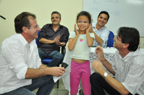 Programa Ver Melhor já entregou mais de 2.275 óculos para a população de Amambai Prefeito Dirceu Lanzarini e secretário Ednor Bampi realizando a entrega de óculos do Programa Ver Melhor.