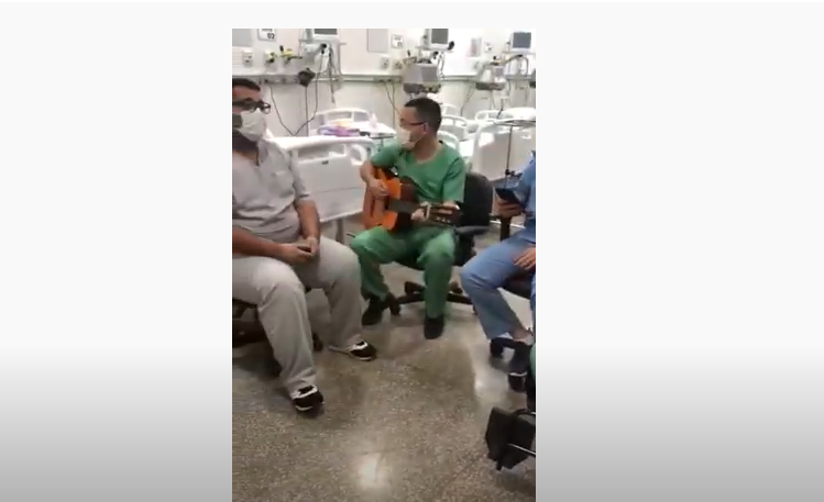 Profissionais do Hospital Regional de Amambai cantam para pacientes com Covid Foto: Reprodução