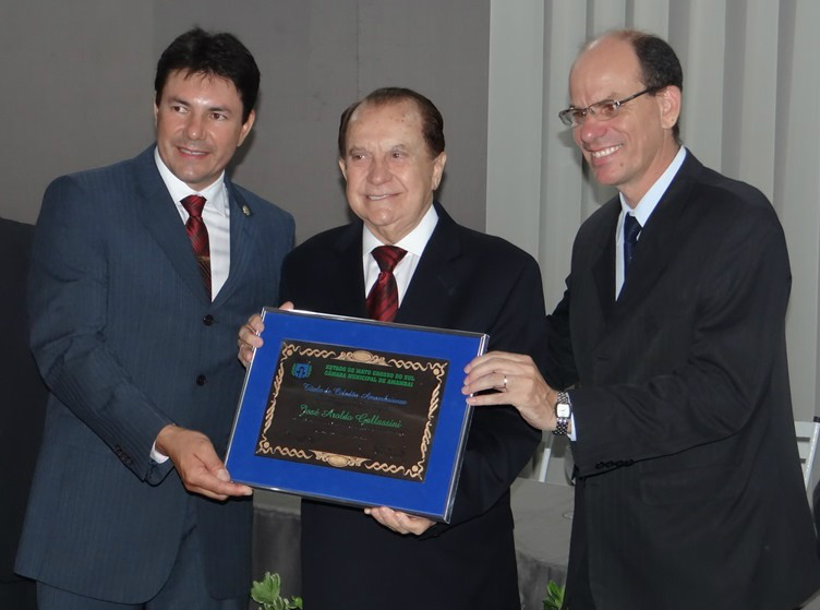 Presidente da Coamo recebe título de Cidadão Honorário de Amambai Jaime Bambil (E), José Aroldo Gallassini e Sérgio Barbosa. / Foto: Moreira Produções