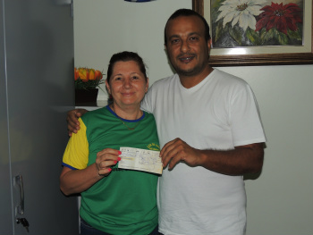 Vereador Professor Ailton faz doação ao Lar do Idoso de Amambai Ailton e a funcionária do Lar, Haide.