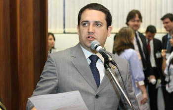Conforme Marcio Fernandes, a implantação de placas nos brinquedos pode auxiliar as pessoas na decisão de utilizá-los ou não. (Foto: Giuliano Lopes)