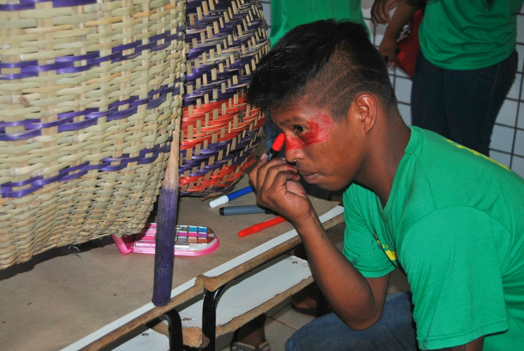 A pintura com traços indígenas é uma das tradições mantida pelos jovens.  Foto: Moreira Produções