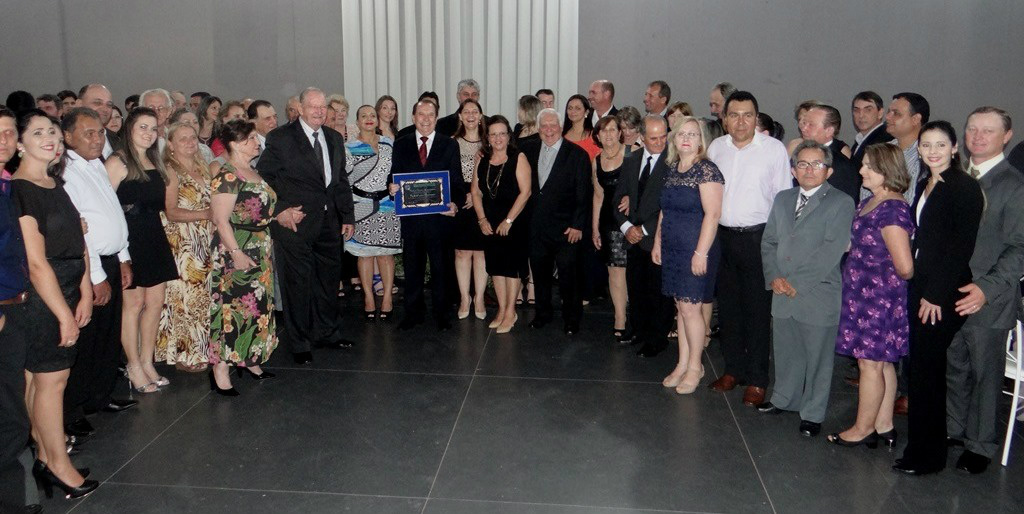 Presidente da Coamo recebe título de Cidadão Honorário de Amambai Cooperados presentes na solenidade. / Foto: Moreira Produções