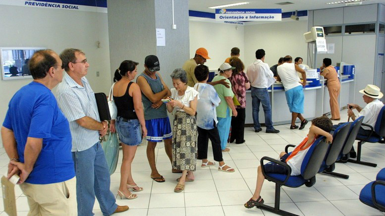 Aposentados começam a receber primeira parcela do décimo terceiro Desde 2006, o décimo terceiro aos segurados do INSS é pago em duas etapas.