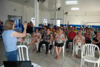 Simted de Amambai promove palestra laboral para aposentados Diretora do GTA, Cássia Meira, durante os trabalhos da palestra. (Foto: Moreira Produções)