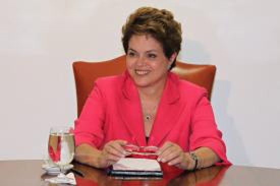 Dilma inaugura coluna em jornais falando de fome, correios e pensão de militares mortos no Haiti