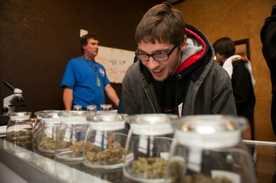 Em Denver, no Estado norte-americano do Colorado, Tyler Williams, morador do Estado de Ohio, escolhe tipos de maconha para comprar. O uso recreacional da maconha foi liberado em Denver desde 1º de janeiro 
