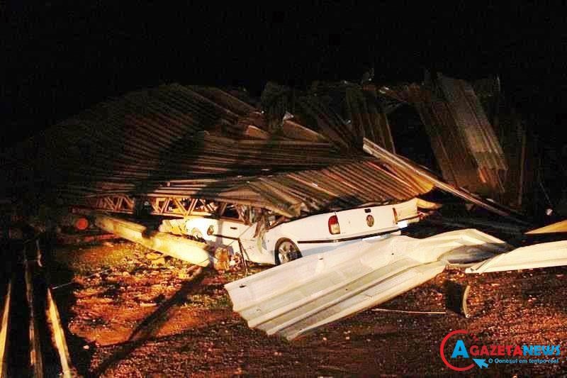 Vendaval atinge Amambai, fere pessoas e causa danos A estrutura do barracão da empresa Tripoli desabou / Foto: Vilson Nascimento