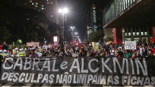 São Paulo vive nova noite de protesto Manifestantes pediram renúncia de governadores Geraldo Alckmin (SP) e Sérgio Cabral (RJ)