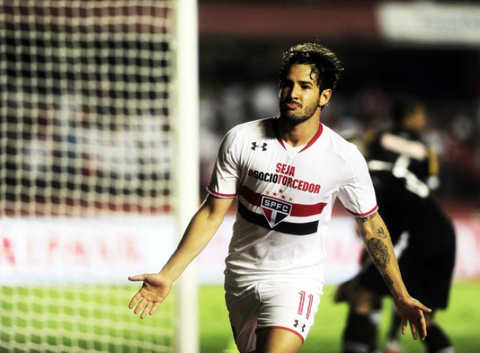 Pato comandou a vitória do tricolor paulista. 