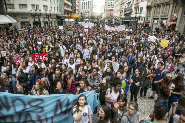 Com gritos de “Fora Temer”, os alunos percorreram o calçadão da rua XV, em Curitiba / Foto: Divulgação