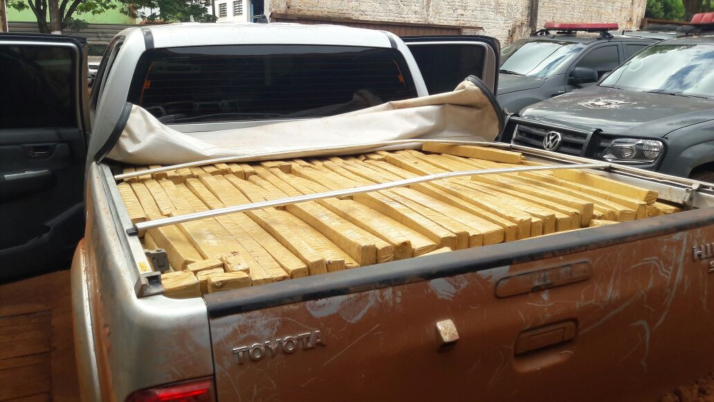 DOF recupera veículo roubado carregado com uma 1,5 to de droga em Amambai