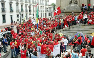 Bombeiros presos no Rio durante protesto são libertados