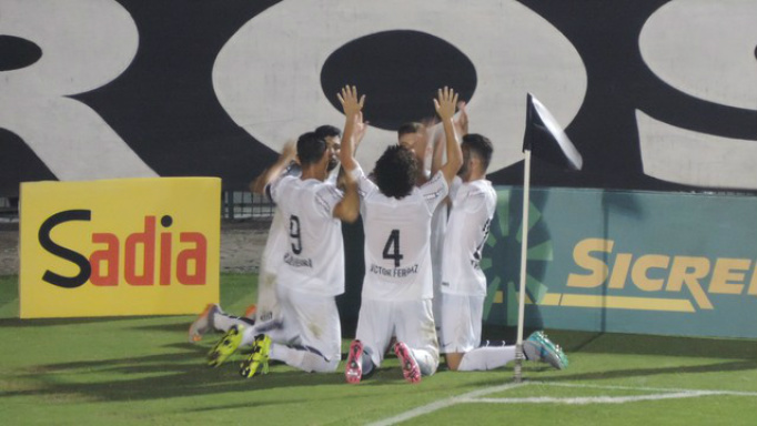 Com polêmica anulação de gol, Peixe bate Figueirense e fica em vantagem Jogadores do Santos comemoram o gol, a equipe paulista joga pelo empate no próximo confronto.