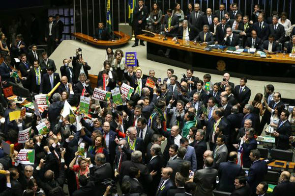 Religiosos criticam citações a Deus na sessão da Câmara que votou impeachment Religiosos criticam citações a Deus na sessão da Câmara que votou impeachment