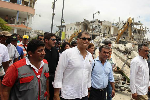 Equador recebe ajuda internacional; número de mortos em terremoto chega a 413 O presidente do Equador Rafael Correa visitou ontem Pedernales, no norte do país, fortemente atingida pelo terremoto de sábado à noiteJosé Jacome/Agência Lusa/direitos reservados