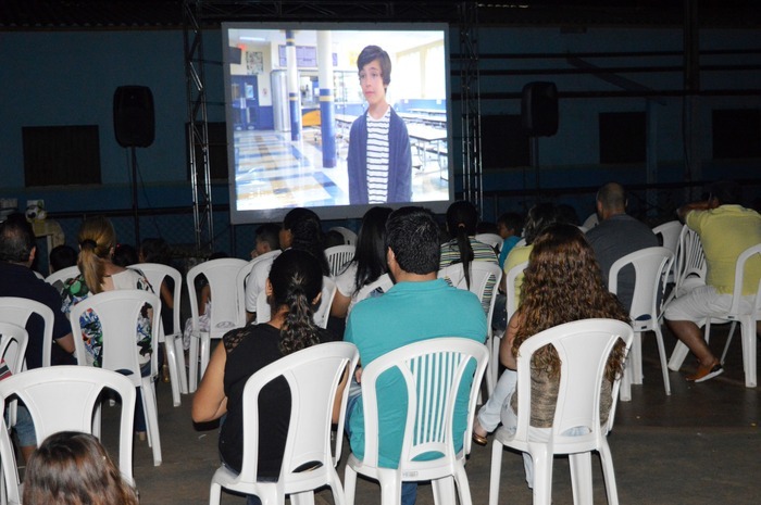 Tato faz pedido para sessão de cinema na Aldeia Amambai Foto: Divulgação