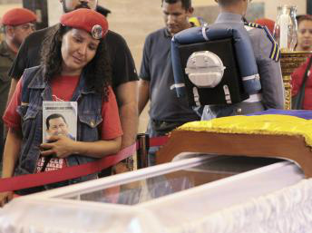 Chávez será embalsamado e ficará exposto em urna de cristal diz Maduro
