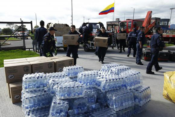Equador recebe ajuda internacional; número de mortos em terremoto chega a 413 No Aeroporto Militar de Bogotá, o governo colombiano organiza suprimentos, equipamentos e equipes de resgate para eviar ao Equador. No sábado à noite um terremoto abalou o litoral norte equatoriano. O número de mortos chega a 413José Jacome/Agência Lusa/direitos reservados