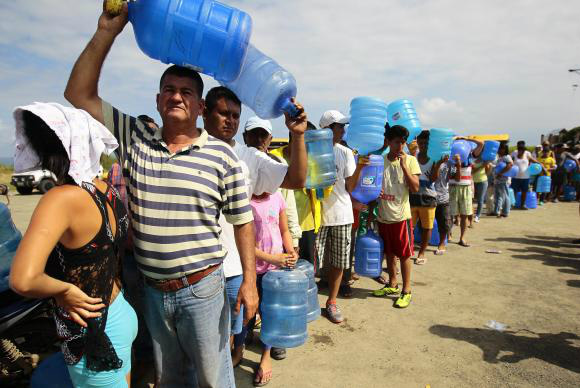 Equador recebe ajuda internacional; número de mortos em terremoto chega a 413 Em Pedernales, equatorianos fazem fila para pegar água. A Cruz Vermelha espanhola estima que entre 3 mil e 5 mil pessoas estão desalojadas na região José Jacome/Agência Lusa