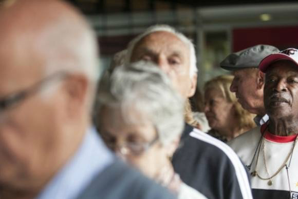 Justiça manda governo do Rio pagar salário de aposentados em 24 horas Justiça manda governo do Rio pagar salário de aposentados em 24 horas