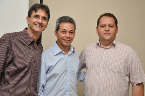 Inauguração da Caixa Econômica será um presente de Ano Novo, diz Lanzarini Lanzarini, Paulo Antunes e Lelo. Parceria com a atual gestão da ACIA se tornou fundamental para a retomada do desenvolvimento em Amambai.