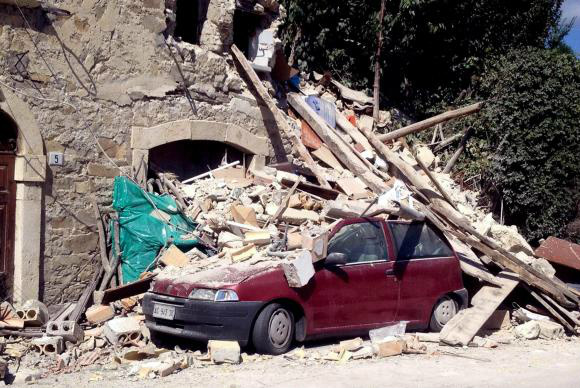 Terremoto destruiu casas, museus, igrejas e carros na ItáliaClaudio Accogli/EPA/Agência Lusa