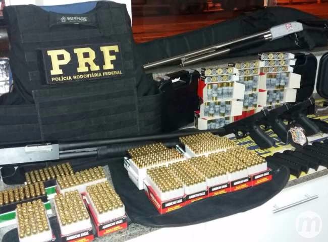 Trio foi enquadrado por tráfico internacional de arma de fogo e associação criminosa e levado para PF de Dourados