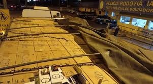 Carreta com R$ 2,1 milhões em cigarros é abandona à margem da MS-386 Caixas de cigarros encontradas na carroceria do veículo. (Foto: PRF)