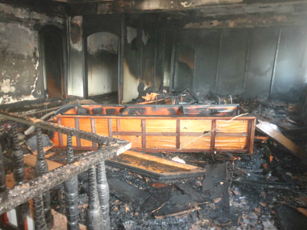 Incêndio destrói república no centro de Dourados Incêndio destrói república no centro de Dourados