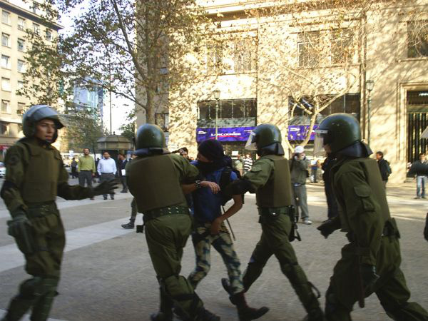 No Chile, protesto de estudantes leva a confrontos com policiais e 139 prisões