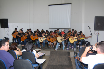 Projeto Cultura nas Vilas é realizado por associações de Amambai Orquestra de Violões da Associação Cultural Casa Paraguaia.