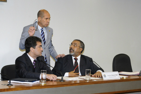 Lei proíbe salário menor para mulher Marçal Filho e Paulo Paim durante a sessão ontem que garantiu a aprovação da lei no Senado (Foto: Márcia Kalu-me/Agência Senado)