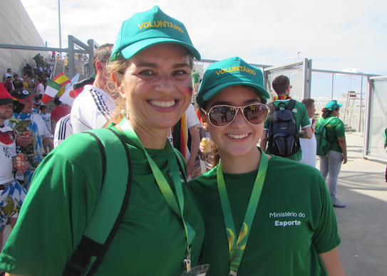 Voluntárias, mãe e filha celebram experiência única no Castelão Voluntárias, mãe e filha celebram experiência única no Castelão